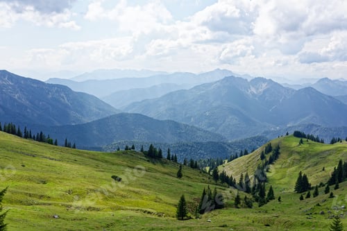 Vorschau: Malerischer Blick auf grüne Hügel und Berge.