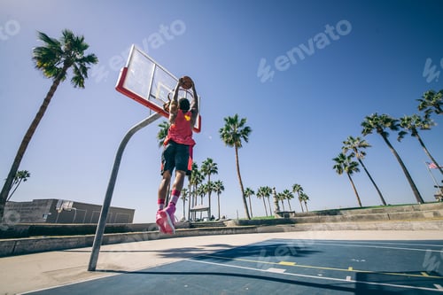 Preview: Baketball player making a dunk