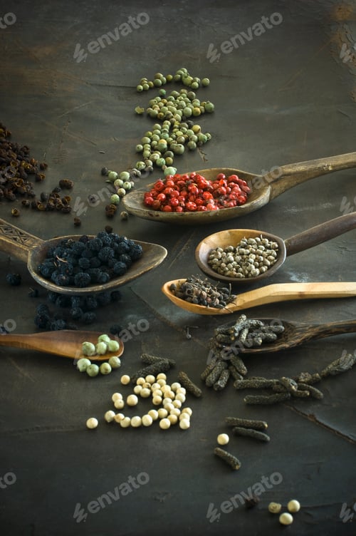 Preview: Various sorts of pepper on spoons