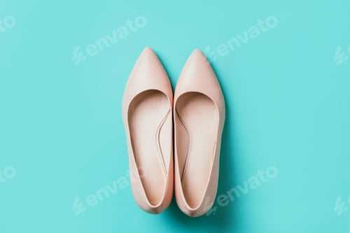 Preview: Nude beige color high heel shoe on blue background. Top view. Copy space. Flat lay. Woman mock up