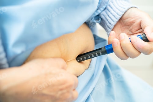 Preview: Senior woman patient injecting insulin for treat diabetes.