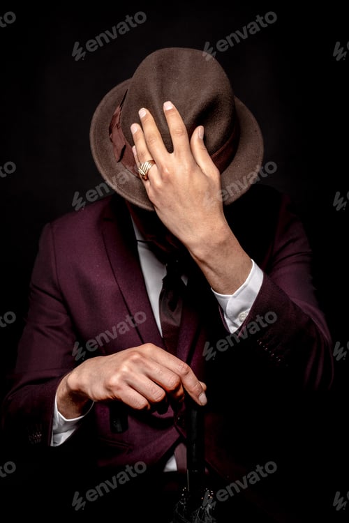 Preview: Latin man in suit on black background with hands