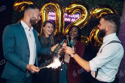 Visualização: Feliz grupo de amigos celebra a véspera de Ano Novo em um clube