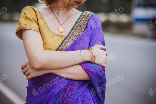 Preview: Young european woman with short hair in purple traditional saree. Outdoor portrait. India, Bangalore