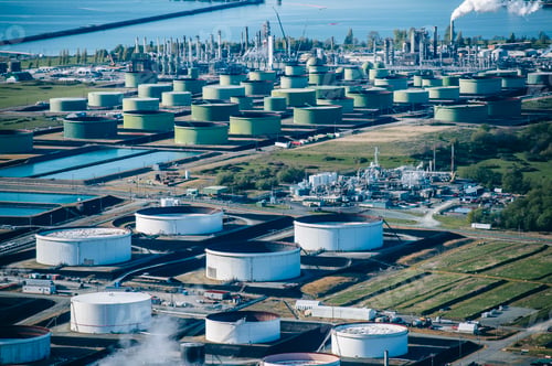 Preview: High angle view of oil storage tanks in coastal oil refinery