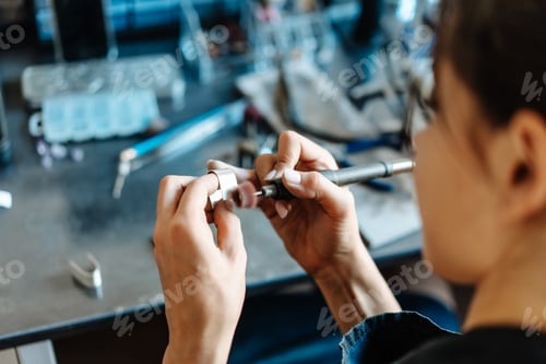 Preview: The girl is engaged in jewelry business