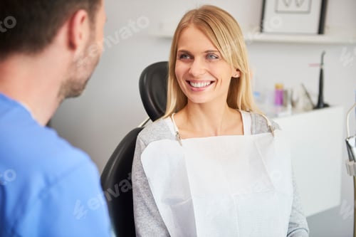Preview: Portrait of smiling woman at the dentist's office