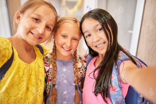 Preview: Three female students in the main view