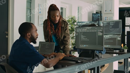 Vista previa: Ingenieros de software intercambian ideas para desarrollar su código en la computadora