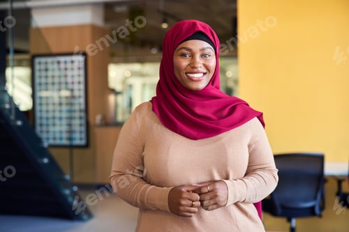 Preview: Portrait of business woman wearing hijab at work