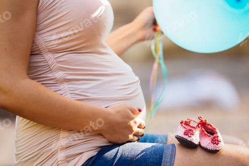 Preview: Pregnant woman expecting a girl