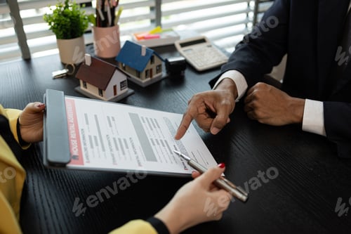 Preview: the staff is explaining the details of the rental contract to the tenant