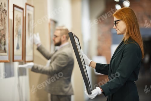 Preview: Customer choosing paintings