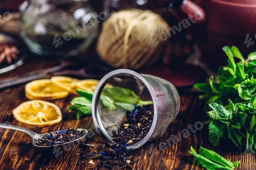 Preview: Dry Tea in Teapot Strainer