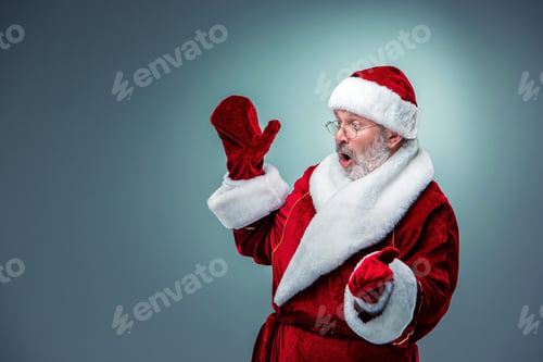 Preview: Wondering Santa Claus In Profile With A Gray Beard On A Blue Background