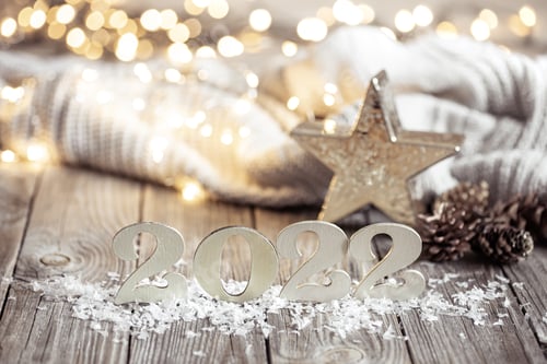 Preview: Cozy festive composition with the numbers 2022 and decor details close up.
