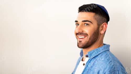 Preview: Closeup portrait of smiling jewish man in kippa