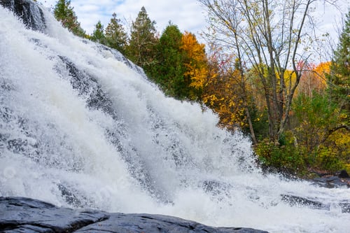 Preview: Rushing waterfall in autumn