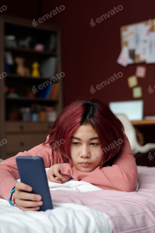 Preview: Scrolling through fresh online posts