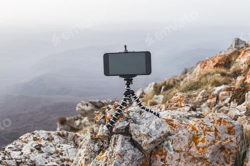 Preview: Making photo with a long exposure on mobile phone with mini-tripod