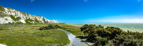 Preview: Scenic view of Samphire Hoe Country Park with white cliffs, south England