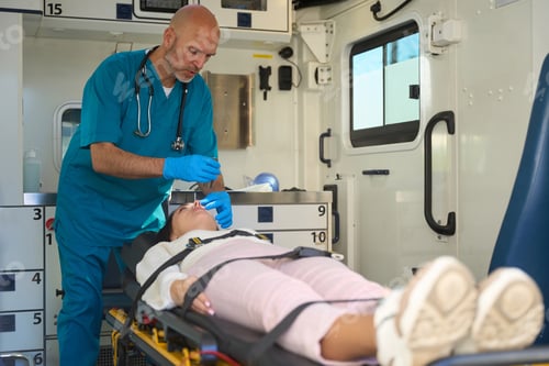 Preview: Doctor checks the reaction of the pupils of injured woman