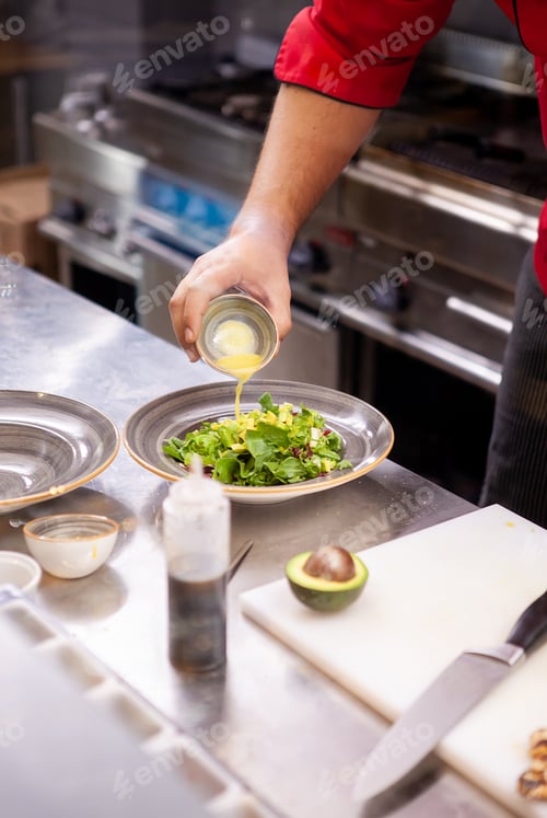 Preview: Chef seasoning salade with lemon juice