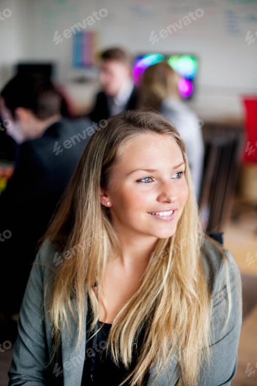 Preview: Beautiful smiling businesswoman sitting in cafe