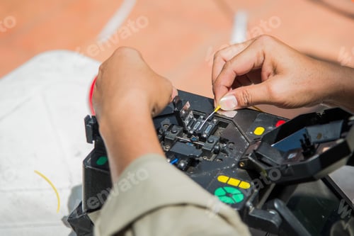 Preview: Technicians are cutting and fusion fiber optic cables.