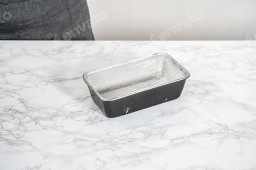 Preview: Greasing baking pan