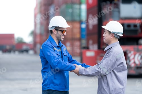 Preview: Engineers and technicians supervise and inspect the delivery of containers