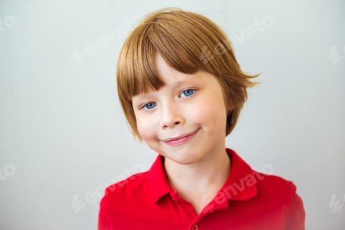 Vista previa: Retrato de un hermoso niño de ojos azules sobre fondo blanco