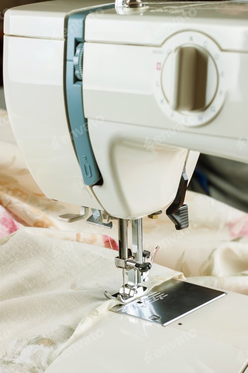 Preview: Modern sewing machine and item of clothing
