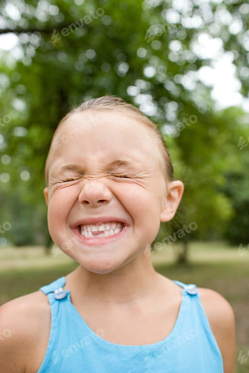 Preview: Grimacing girl