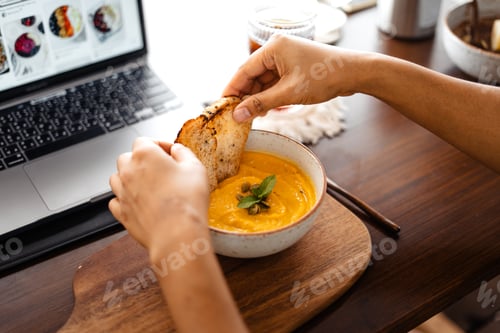 Preview: Pumpkin cream soup with pumpkin seeds and croutons.