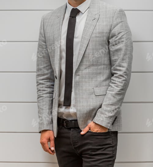 Visualização: Mãos e braços caucasianos cortados de perto de empresário em um terno