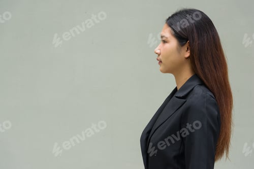 Preview: Portrait of young Asian businesswoman