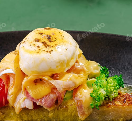 Preview: Delicious poached eggs with hollandaise sauce served on toasted