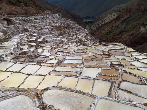 Vorschau: Luftaufnahme der Maras-Salzminen in Peru