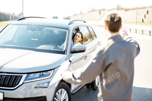 Visualização: Assistente rodoviário ajudando a dirigir para uma jovem