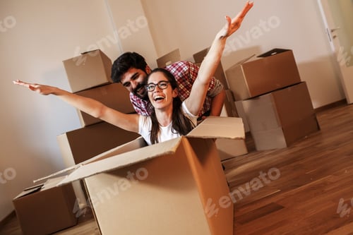 Preview: Moving house couple