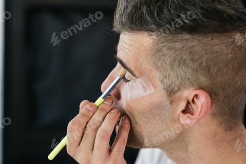 Preview: Dramatic eye makeup application by drag artist