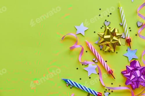 Visualização: fundo amarelo, o conceito de hora da festa, um convite para um aniversário ou outra comemoração.