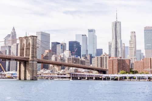Preview: urban scene with brooklyn bridge and manhattan in new york, usa