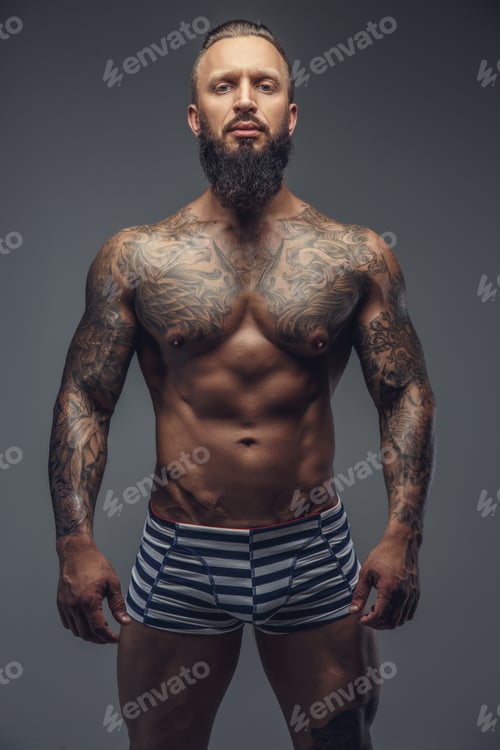 Preview: Fashinable mude tattooed man with beard.
