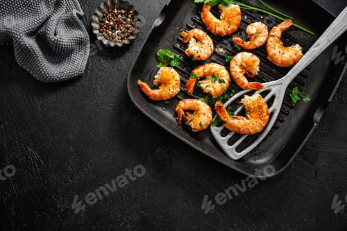 Preview: Grilled shrimps on pan on dark background