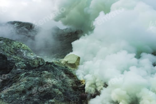 Preview: Dangerous trip Inside Ijen volcano crater