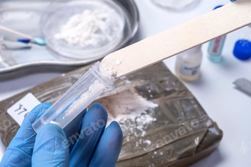 Visualização: Polícia investiga positivo para drogas em laboratório criminal, imagem conceitual