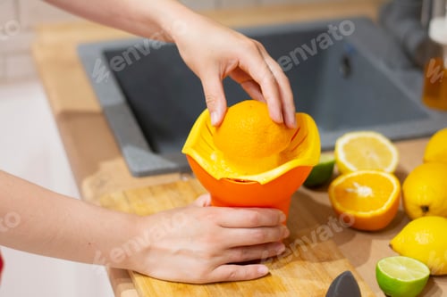 Preview: squeezing an orange. DIY summer cooling drink