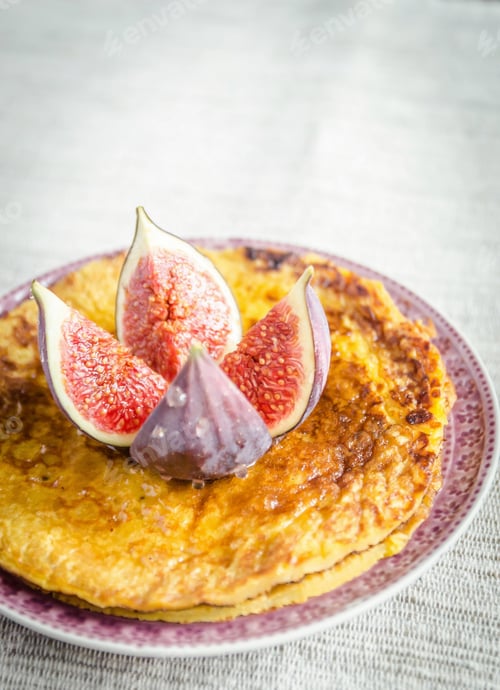 Preview: Pile of pumpkin crepes decorated with fresh fig